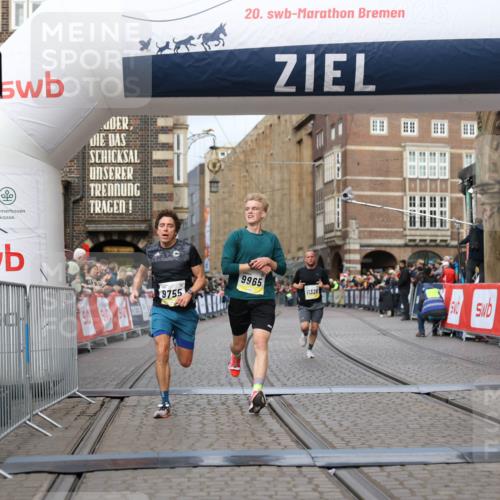 05.10.2025 - 20. swb-Marathon Bremen Yannick Fuchs http://msf.ph/oto/9236278 05.10.2025 10:38:08 Ziel 9755, 11328, 11465 meine-sportfotos.de