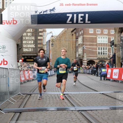 05.10.2025 - 20. swb-Marathon Bremen Yannick Fuchs http://msf.ph/oto/9236291 05.10.2025 10:38:08 Ziel 9755, 11328, 11465 meine-sportfotos.de