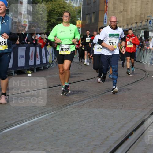 05.10.2025 - 20. swb-Marathon Bremen Strokosch-Dieckow http://msf.ph/oto/9236298 05.10.2025 10:55:29 Ziel 9492, 9720, 9722, 9856, 9902, 10107, 10111, 10195, 10256, 10262, 10745, 10757, 11025, 11197 meine-sportfotos.de