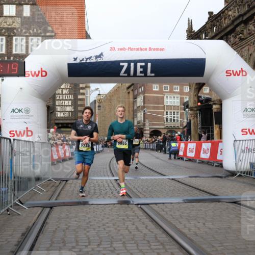 05.10.2025 - 20. swb-Marathon Bremen Yannick Fuchs http://msf.ph/oto/9236302 05.10.2025 10:38:08 Ziel 9755, 11328, 11465 meine-sportfotos.de