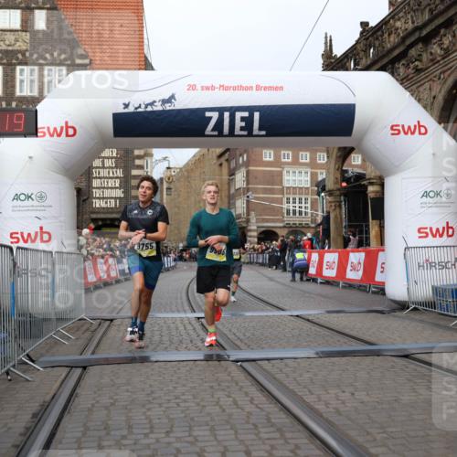 05.10.2025 - 20. swb-Marathon Bremen Yannick Fuchs http://msf.ph/oto/9236313 05.10.2025 10:38:08 Ziel 9755, 11328, 11465 meine-sportfotos.de