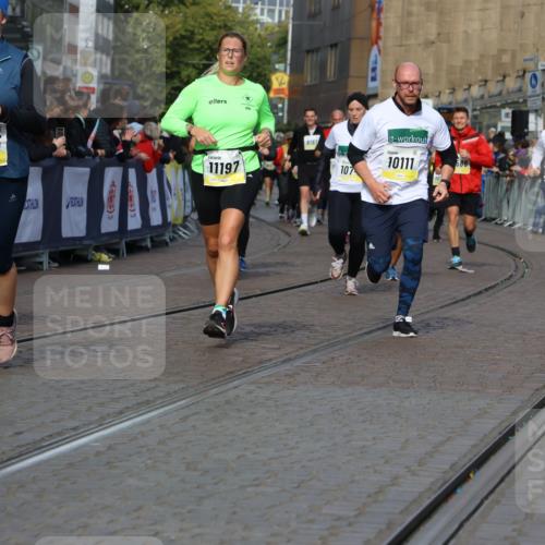 05.10.2025 - 20. swb-Marathon Bremen Strokosch-Dieckow http://msf.ph/oto/9236318 05.10.2025 10:55:29 Ziel 9492, 9720, 9722, 9856, 9902, 10107, 10111, 10195, 10256, 10262, 10745, 10757, 11025, 11197 meine-sportfotos.de