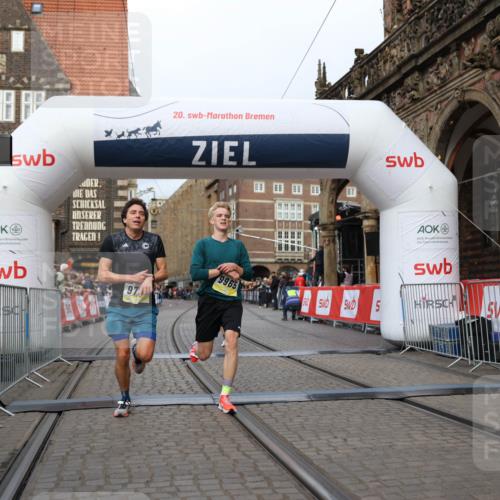 05.10.2025 - 20. swb-Marathon Bremen Yannick Fuchs http://msf.ph/oto/9236321 05.10.2025 10:38:08 Ziel 9755, 11328, 11465 meine-sportfotos.de