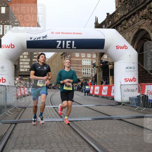 05.10.2025 - 20. swb-Marathon Bremen Yannick Fuchs http://msf.ph/oto/9236335 05.10.2025 10:38:09 Ziel 9755, 11328, 11465 meine-sportfotos.de
