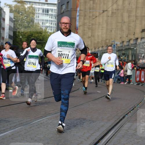 05.10.2025 - 20. swb-Marathon Bremen Strokosch-Dieckow http://msf.ph/oto/9236352 05.10.2025 10:55:31 Ziel 7165, 9492, 9720, 9856, 10107, 10111, 10195, 10262, 10745, 10755, 10757, 11025, 11197, 11588 meine-sportfotos.de