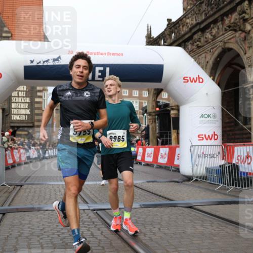 05.10.2025 - 20. swb-Marathon Bremen Yannick Fuchs http://msf.ph/oto/9236354 05.10.2025 10:38:09 Ziel 9755, 11328, 11465 meine-sportfotos.de