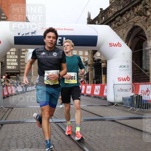 05.10.2025 - 20. swb-Marathon Bremen Yannick Fuchs http://msf.ph/oto/9236359 05.10.2025 10:38:09 Ziel 9755, 11328, 11465 meine-sportfotos.de