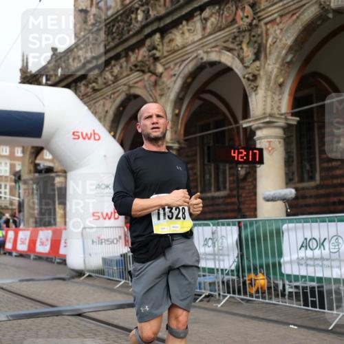 05.10.2025 - 20. swb-Marathon Bremen Yannick Fuchs http://msf.ph/oto/9236385 05.10.2025 10:38:12 Ziel 9755, 11328 meine-sportfotos.de