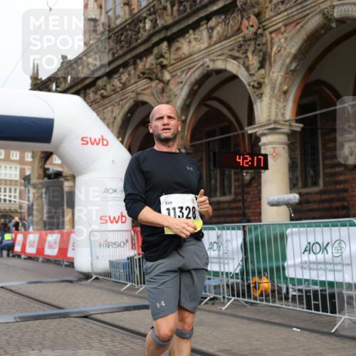 05.10.2025 - 20. swb-Marathon Bremen Yannick Fuchs http://msf.ph/oto/9236391 05.10.2025 10:38:12 Ziel 9755, 11328 meine-sportfotos.de