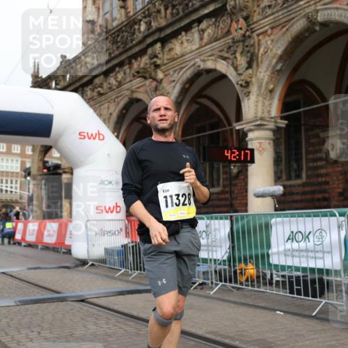 05.10.2025 - 20. swb-Marathon Bremen Yannick Fuchs http://msf.ph/oto/9236397 05.10.2025 10:38:12 Ziel 9755, 11328 meine-sportfotos.de