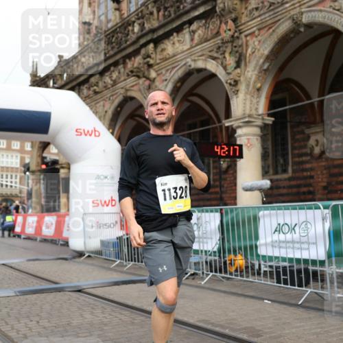 05.10.2025 - 20. swb-Marathon Bremen Yannick Fuchs http://msf.ph/oto/9236402 05.10.2025 10:38:12 Ziel 9755, 11328 meine-sportfotos.de