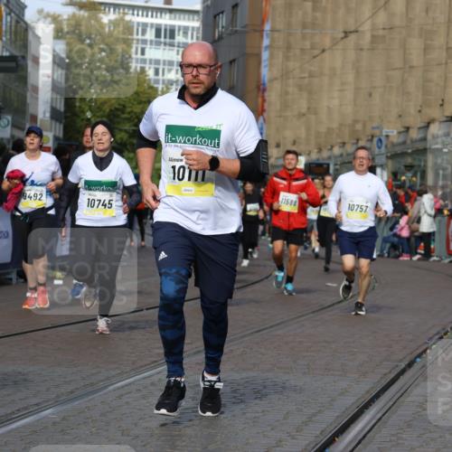 05.10.2025 - 20. swb-Marathon Bremen Strokosch-Dieckow http://msf.ph/oto/9236408 05.10.2025 10:55:31 Ziel 7165, 9492, 9720, 9856, 10107, 10111, 10195, 10262, 10745, 10755, 10757, 11025, 11197, 11588 meine-sportfotos.de