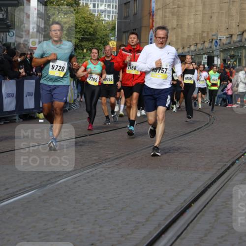 05.10.2025 - 20. swb-Marathon Bremen Strokosch-Dieckow http://msf.ph/oto/9236425 05.10.2025 10:55:33 Ziel 7165, 9195, 9197, 9492, 9720, 9856, 10107, 10111, 10195, 10262, 10475, 10745, 10755, 10757, 10909, 11025, 11197, 11588 meine-sportfotos.de