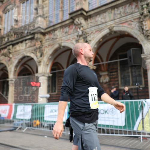 05.10.2025 - 20. swb-Marathon Bremen Yannick Fuchs http://msf.ph/oto/9236438 05.10.2025 10:38:14 Ziel 9755, 11328 meine-sportfotos.de