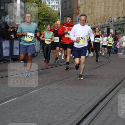 05.10.2025 - 20. swb-Marathon Bremen Strokosch-Dieckow http://msf.ph/oto/9236443 05.10.2025 10:55:34 Ziel 7165, 9195, 9197, 9492, 9720, 9856, 10107, 10111, 10195, 10262, 10475, 10745, 10755, 10757, 10909, 11081, 11197, 11588 meine-sportfotos.de