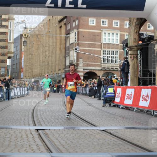 05.10.2025 - 20. swb-Marathon Bremen Yannick Fuchs http://msf.ph/oto/9236465 05.10.2025 10:38:26 Ziel 9809 meine-sportfotos.de