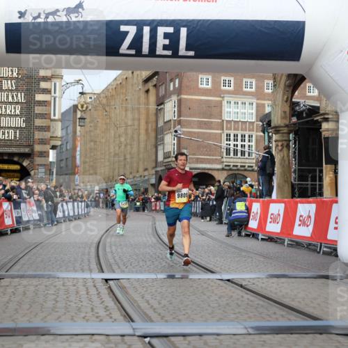 05.10.2025 - 20. swb-Marathon Bremen Yannick Fuchs http://msf.ph/oto/9236489 05.10.2025 10:38:27 Ziel 9809, 11430 meine-sportfotos.de