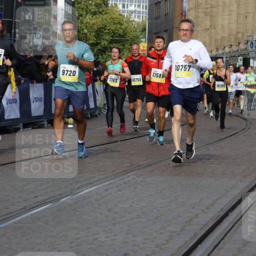 05.10.2025 - 20. swb-Marathon Bremen Strokosch-Dieckow http://msf.ph/oto/9236508 05.10.2025 10:55:34 Ziel 7165, 9195, 9197, 9492, 9720, 9856, 10107, 10111, 10195, 10262, 10475, 10745, 10755, 10757, 10909, 11081, 11197, 11588 meine-sportfotos.de
