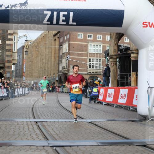 05.10.2025 - 20. swb-Marathon Bremen Yannick Fuchs http://msf.ph/oto/9236536 05.10.2025 10:38:27 Ziel 9809, 11430 meine-sportfotos.de