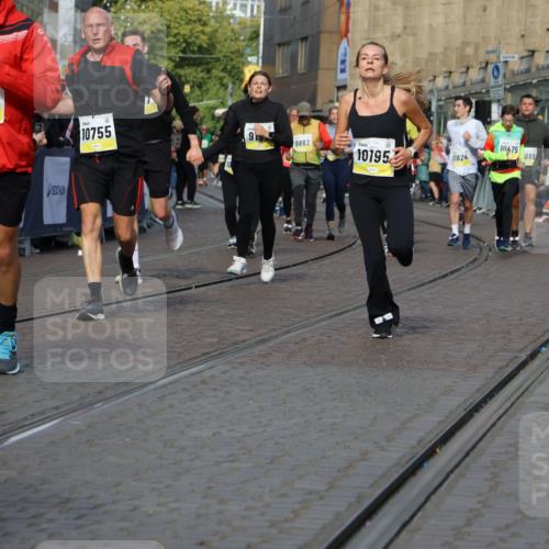 05.10.2025 - 20. swb-Marathon Bremen Strokosch-Dieckow http://msf.ph/oto/9236558 05.10.2025 10:55:37 Ziel 7165, 9195, 9197, 9492, 9720, 10088, 10107, 10195, 10262, 10323, 10475, 10755, 10757, 10909, 11081, 11586, 11588 meine-sportfotos.de