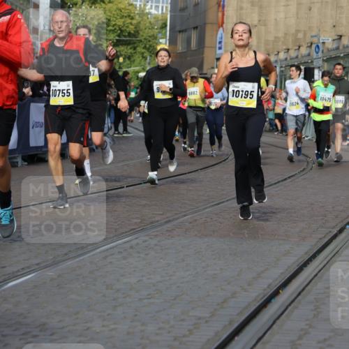 05.10.2025 - 20. swb-Marathon Bremen Strokosch-Dieckow http://msf.ph/oto/9236581 05.10.2025 10:55:37 Ziel 7165, 9195, 9197, 9492, 9720, 10088, 10107, 10195, 10262, 10323, 10475, 10755, 10757, 10909, 11081, 11586, 11588 meine-sportfotos.de
