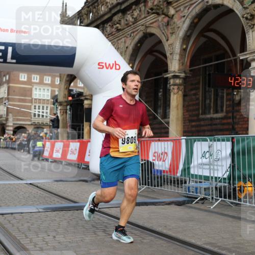 05.10.2025 - 20. swb-Marathon Bremen Yannick Fuchs http://msf.ph/oto/9236621 05.10.2025 10:38:29 Ziel 9809, 11430 meine-sportfotos.de