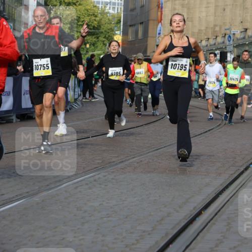 05.10.2025 - 20. swb-Marathon Bremen Strokosch-Dieckow http://msf.ph/oto/9236627 05.10.2025 10:55:37 Ziel 7165, 9195, 9197, 9492, 9720, 10088, 10107, 10195, 10262, 10323, 10475, 10755, 10757, 10909, 11081, 11586, 11588 meine-sportfotos.de
