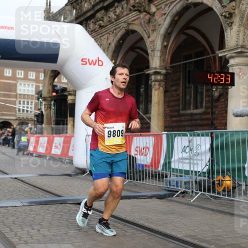 05.10.2025 - 20. swb-Marathon Bremen Yannick Fuchs http://msf.ph/oto/9236628 05.10.2025 10:38:29 Ziel 9809, 11430 meine-sportfotos.de
