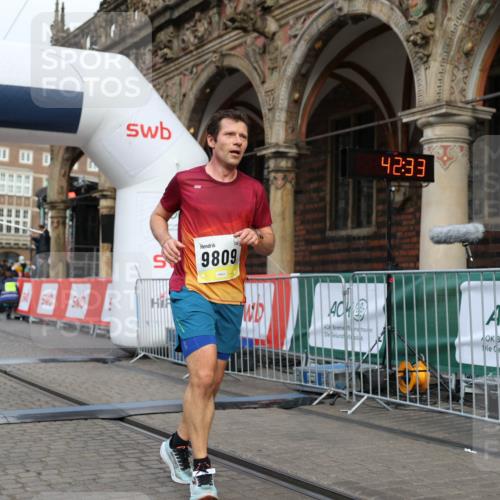 05.10.2025 - 20. swb-Marathon Bremen Yannick Fuchs http://msf.ph/oto/9236640 05.10.2025 10:38:29 Ziel 9809, 11430 meine-sportfotos.de