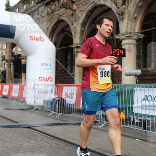 05.10.2025 - 20. swb-Marathon Bremen Yannick Fuchs http://msf.ph/oto/9236662 05.10.2025 10:38:30 Ziel 9809, 11430 meine-sportfotos.de