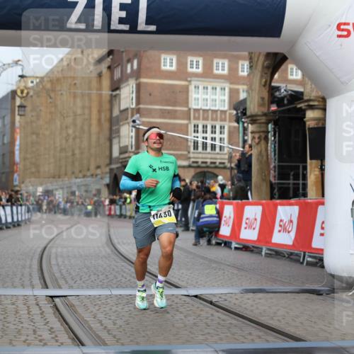 05.10.2025 - 20. swb-Marathon Bremen Yannick Fuchs http://msf.ph/oto/9236702 05.10.2025 10:38:31 Ziel 9809, 11430 meine-sportfotos.de
