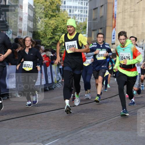 05.10.2025 - 20. swb-Marathon Bremen Strokosch-Dieckow http://msf.ph/oto/9236706 05.10.2025 10:55:41 Ziel 7165, 9195, 9197, 9621, 9882, 10088, 10253, 10287, 10323, 10385, 10475, 10653, 10755, 10800, 10909, 11081, 11249, 11586, 11588, 11624 meine-sportfotos.de
