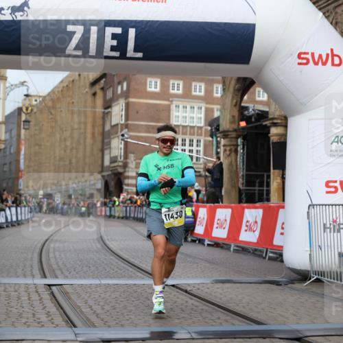 05.10.2025 - 20. swb-Marathon Bremen Yannick Fuchs http://msf.ph/oto/9236716 05.10.2025 10:38:31 Ziel 9809, 11430 meine-sportfotos.de