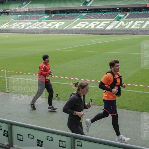 05.10.2025 - 20. swb-Marathon Bremen Michael Burmester http://msf.ph/oto/9236737 05.10.2025 10:32:31 Laufen im Stadion 7165, 7193, 8118, 8326, 8333, 9176, 9187, 9238, 9268, 9284, 9313, 9318, 9407, 9415, 9427, 9436, 9439, 9456, 9464, 9475, 9494, 9514, 9517, 9548, 9621, 9650, 9701, 9754, 9776, 9807, 9830, 9834, 9868, 9939, 9956, 9957, 9985, 10007, 10019, 10038, 10046, 10057, 10064, 10075, 10097, 10128, 10174, 10215, 10242, 10262, 10308, 10309, 10326, 10327, 10349, 10369, 10385, 10388, 10416, 10436, 10460, 10468, 10487, 10616, 10662, 10785, 9506, 9903, 10014, 10020, 10719 meine-sportfotos.de
