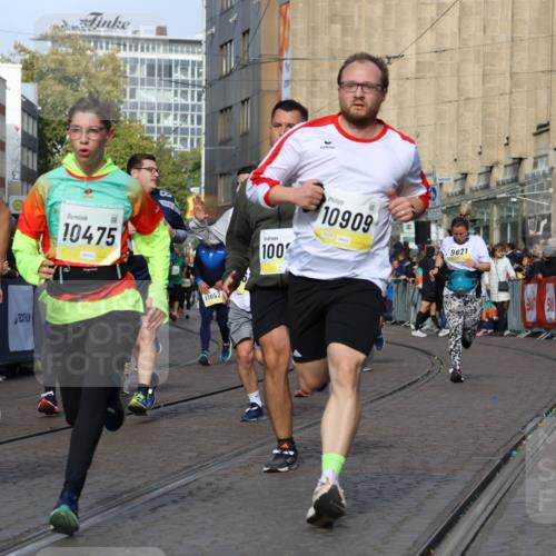 05.10.2025 - 20. swb-Marathon Bremen Strokosch-Dieckow http://msf.ph/oto/9236812 05.10.2025 10:55:42 Ziel 7165, 9195, 9197, 9521, 9621, 9882, 10088, 10253, 10287, 10323, 10385, 10475, 10653, 10755, 10800, 10909, 11081, 11249, 11586, 11588, 11624 meine-sportfotos.de