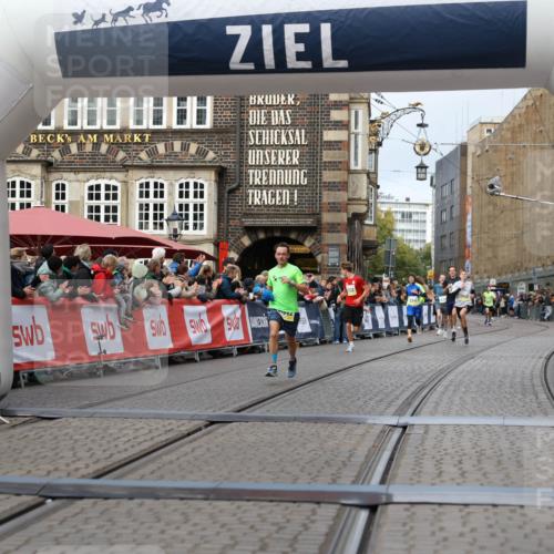 05.10.2025 - 20. swb-Marathon Bremen Yannick Fuchs http://msf.ph/oto/9236845 05.10.2025 10:38:49 Ziel 10409, 10862, 11132 meine-sportfotos.de