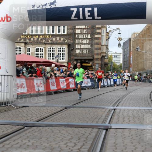 05.10.2025 - 20. swb-Marathon Bremen Yannick Fuchs http://msf.ph/oto/9236850 05.10.2025 10:38:49 Ziel 10409, 10862, 11132 meine-sportfotos.de