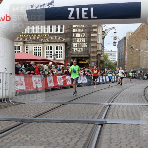 05.10.2025 - 20. swb-Marathon Bremen Yannick Fuchs http://msf.ph/oto/9236856 05.10.2025 10:38:49 Ziel 10409, 10862, 11132 meine-sportfotos.de