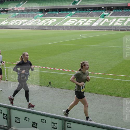 05.10.2025 - 20. swb-Marathon Bremen Michael Burmester http://msf.ph/oto/9236861 05.10.2025 10:32:42 Laufen im Stadion 7165, 8118, 8326, 8333, 9176, 9187, 9195, 9197, 9238, 9268, 9284, 9295, 9313, 9318, 9367, 9392, 9402, 9407, 9427, 9436, 9439, 9456, 9461, 9464, 9475, 9492, 9494, 9514, 9517, 9548, 9570, 9574, 9621, 9650, 9701, 9703, 9754, 9776, 9830, 9834, 9856, 9868, 9900, 9918, 9933, 9939, 9950, 9956, 9957, 9985, 10007, 10034, 10038, 10042, 10046, 10064, 10075, 10097, 10128, 10174, 10215, 10242, 10262, 10308, 10309, 10326, 10349, 10385, 10388, 10402, 10416, 10436, 10460, 10475, 10487 meine-sportfotos.de