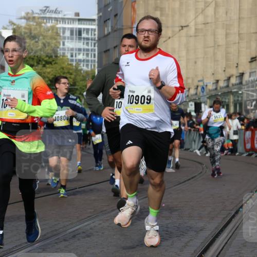 05.10.2025 - 20. swb-Marathon Bremen Strokosch-Dieckow http://msf.ph/oto/9236869 05.10.2025 10:55:43 Ziel 9195, 9197, 9521, 9621, 9882, 10088, 10253, 10287, 10323, 10385, 10475, 10653, 10800, 10909, 11081, 11249, 11586, 11624 meine-sportfotos.de