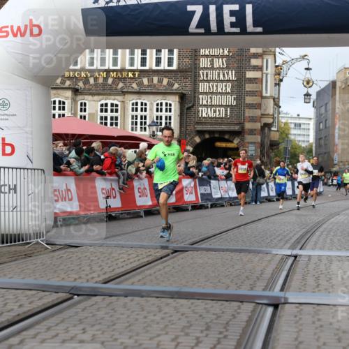 05.10.2025 - 20. swb-Marathon Bremen Yannick Fuchs http://msf.ph/oto/9236894 05.10.2025 10:38:50 Ziel 9341, 10409, 10862, 11132 meine-sportfotos.de