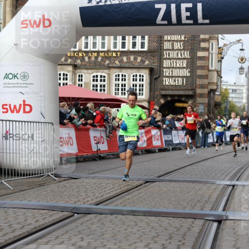 05.10.2025 - 20. swb-Marathon Bremen Yannick Fuchs http://msf.ph/oto/9236900 05.10.2025 10:38:50 Ziel 9341, 10409, 10862, 11132 meine-sportfotos.de