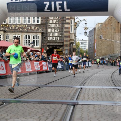05.10.2025 - 20. swb-Marathon Bremen Yannick Fuchs http://msf.ph/oto/9236943 05.10.2025 10:38:51 Ziel 9341, 10409, 10517, 10862, 11132 meine-sportfotos.de