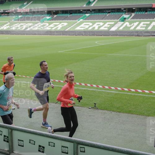 05.10.2025 - 20. swb-Marathon Bremen Michael Burmester http://msf.ph/oto/9236958 05.10.2025 10:32:46 Laufen im Stadion 7165, 8118, 8326, 8333, 9176, 9187, 9195, 9197, 9238, 9268, 9284, 9295, 9313, 9318, 9367, 9392, 9402, 9407, 9427, 9436, 9439, 9456, 9461, 9464, 9475, 9492, 9494, 9514, 9517, 9548, 9570, 9574, 9621, 9650, 9701, 9703, 9754, 9776, 9830, 9834, 9856, 9868, 9900, 9918, 9933, 9939, 9950, 9956, 9957, 9985, 10007, 10034, 10042, 10046, 10075, 10097, 10128, 10174, 10215, 10234, 10253, 10262, 10308, 10309, 10326, 10349, 10385, 10388, 10402, 10416, 10436, 10460, 10475, 10487 meine-sportfotos.de