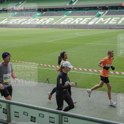05.10.2025 - 20. swb-Marathon Bremen Michael Burmester http://msf.ph/oto/9236995 05.10.2025 10:32:48 Laufen im Stadion 7165, 8326, 8333, 9176, 9187, 9195, 9197, 9238, 9260, 9268, 9284, 9295, 9313, 9318, 9367, 9392, 9402, 9407, 9436, 9439, 9456, 9461, 9464, 9475, 9492, 9494, 9514, 9517, 9548, 9570, 9574, 9621, 9650, 9701, 9703, 9754, 9776, 9830, 9834, 9856, 9868, 9900, 9918, 9933, 9939, 9950, 9956, 9957, 9985, 10007, 10034, 10042, 10046, 10097, 10128, 10174, 10215, 10234, 10253, 10262, 10308, 10309, 10326, 10349, 10385, 10388, 10394, 10402, 10416, 10436, 10460, 10475, 10487 meine-sportfotos.de