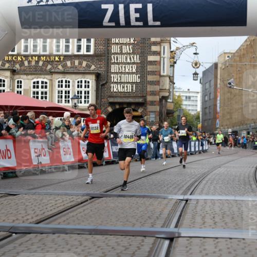 05.10.2025 - 20. swb-Marathon Bremen Yannick Fuchs http://msf.ph/oto/9237022 05.10.2025 10:38:52 Ziel 9341, 10352, 10409, 10517, 10862, 11132 meine-sportfotos.de