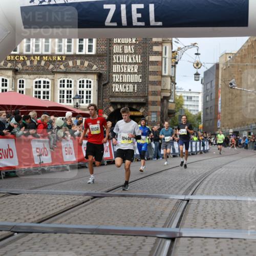 05.10.2025 - 20. swb-Marathon Bremen Yannick Fuchs http://msf.ph/oto/9237031 05.10.2025 10:38:52 Ziel 9341, 10352, 10409, 10517, 10862, 11132 meine-sportfotos.de