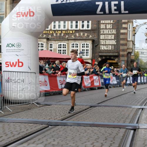 05.10.2025 - 20. swb-Marathon Bremen Yannick Fuchs http://msf.ph/oto/9237095 05.10.2025 10:38:52 Ziel 9341, 10352, 10409, 10517, 10862, 11132 meine-sportfotos.de