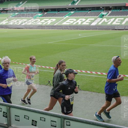 05.10.2025 - 20. swb-Marathon Bremen Michael Burmester http://msf.ph/oto/9237096 05.10.2025 10:32:52 Laufen im Stadion 7165, 8326, 8333, 9176, 9187, 9195, 9197, 9238, 9260, 9268, 9284, 9295, 9313, 9318, 9367, 9392, 9402, 9407, 9436, 9439, 9456, 9461, 9464, 9475, 9492, 9494, 9514, 9517, 9539, 9548, 9570, 9574, 9650, 9703, 9754, 9776, 9830, 9834, 9856, 9868, 9900, 9918, 9933, 9939, 9950, 9956, 9957, 9985, 10007, 10008, 10034, 10042, 10046, 10097, 10174, 10215, 10234, 10253, 10308, 10309, 10326, 10349, 10385, 10387, 10388, 10394, 10402, 10416, 10436, 10460, 10475, 10487 meine-sportfotos.de