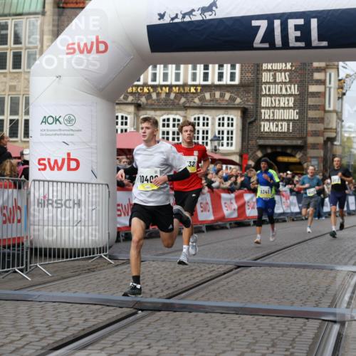 05.10.2025 - 20. swb-Marathon Bremen Yannick Fuchs http://msf.ph/oto/9237135 05.10.2025 10:38:53 Ziel 9341, 10352, 10409, 10517, 10862, 11132 meine-sportfotos.de